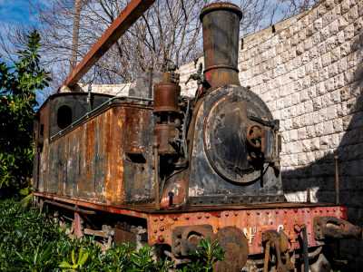 Vediamo come la linea esterna appaia piuttosto massiccia, appesantita dalla presenza delle casse d�acqua ai lati della caldaia. Il mezzo era infatti un locotender, ovvero aveva accorpato in un unico carro il �tender�, la componente solitamente separata adibita alle scorte di acqua e di combustibile